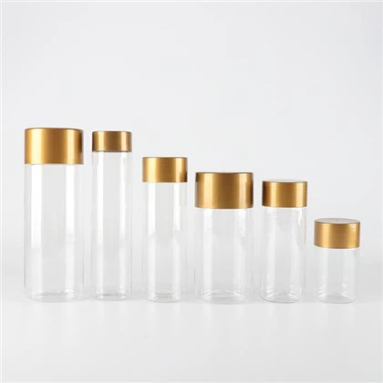 금색 뚜껑이 있는 플라스틱 항아리